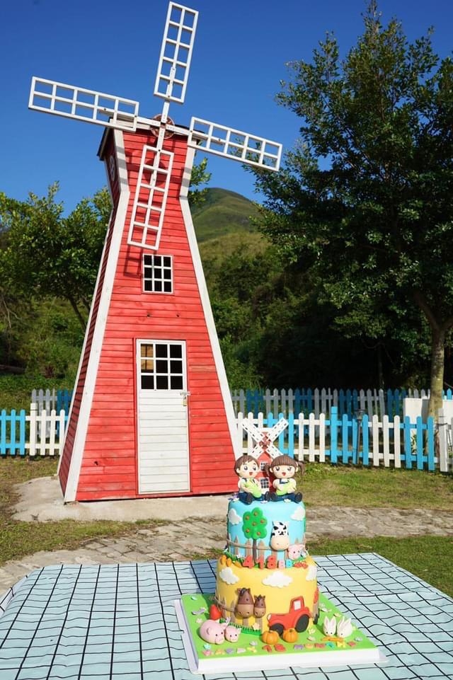 紅色風車是農莊的標誌和打卡位