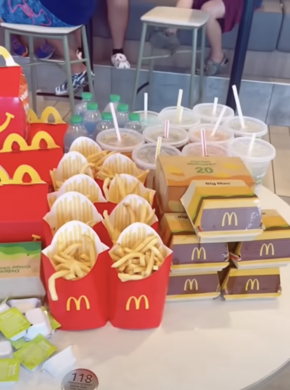 滿桌的快餐，是他們一家人其中一頓正餐。