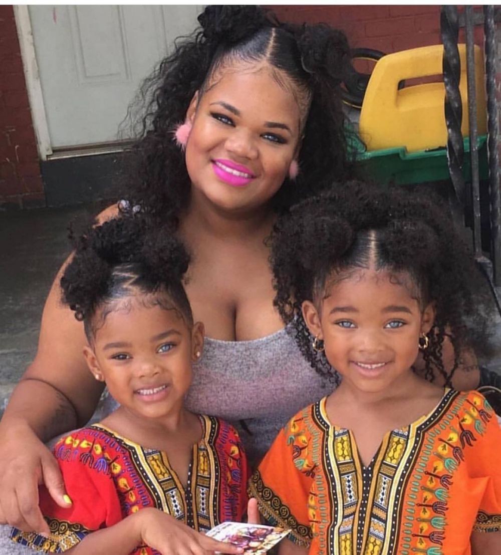 雙胞胎媽媽同樣擁有藍色眼瞳。