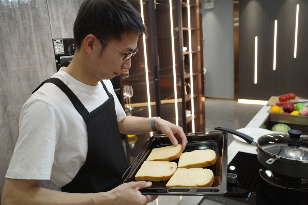 店家相當感動，翌日再親自為林妹妹送上出爐蛋糕。