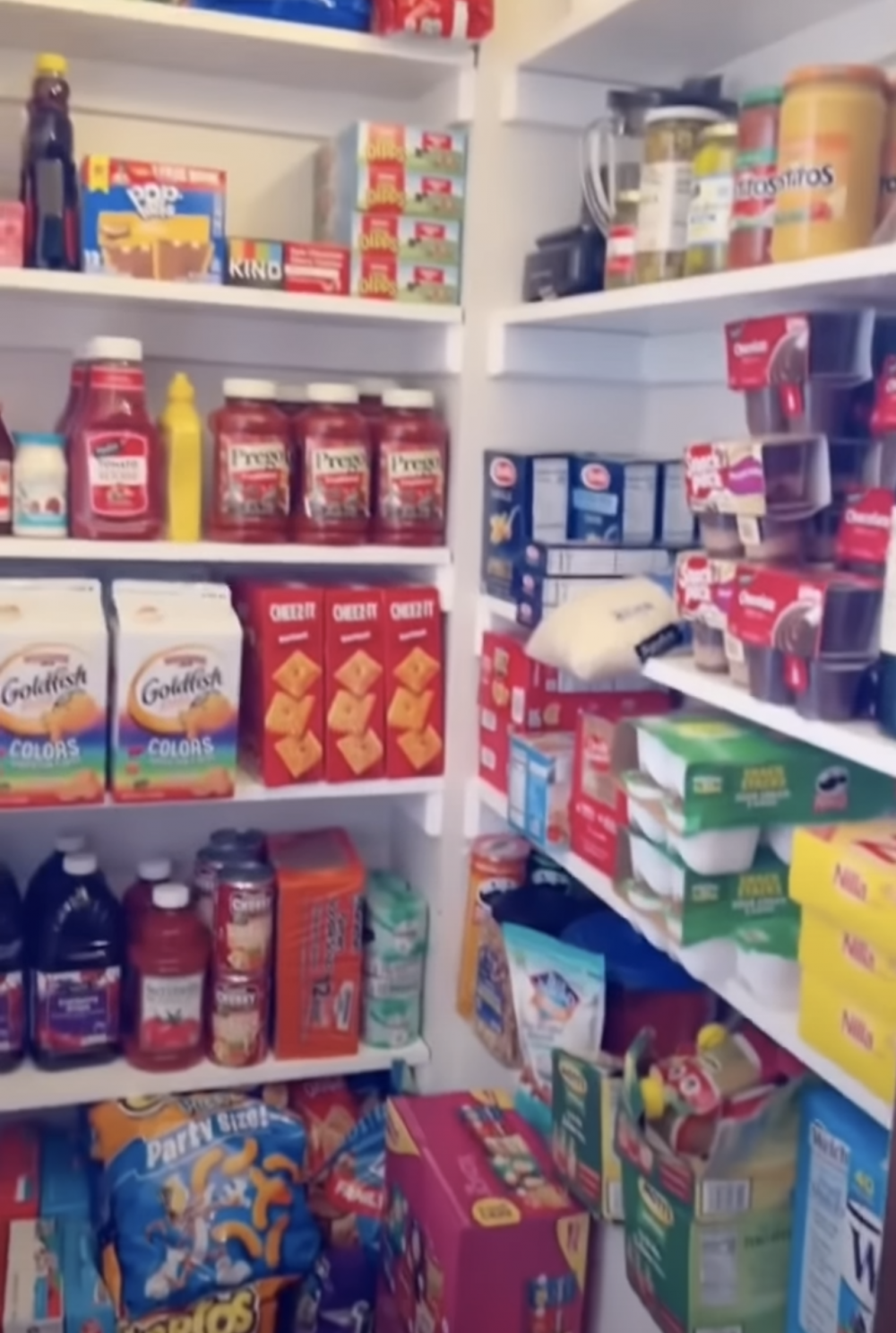 度假要買滿零食，網友質疑是否必要。