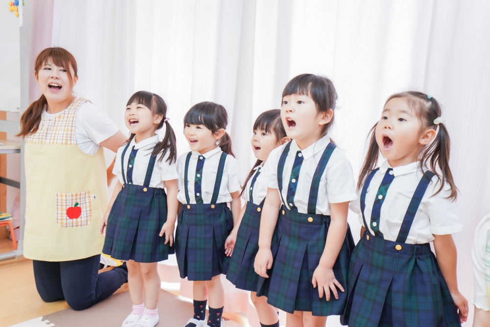 上學能認識新朋友，有助增強小朋友的社交能力。