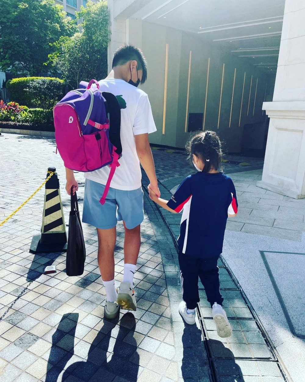 已到英國升學的哥哥徐朗接包包放學。