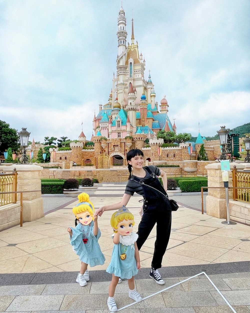 陳嘉寶三年抱三，身材保持良好。