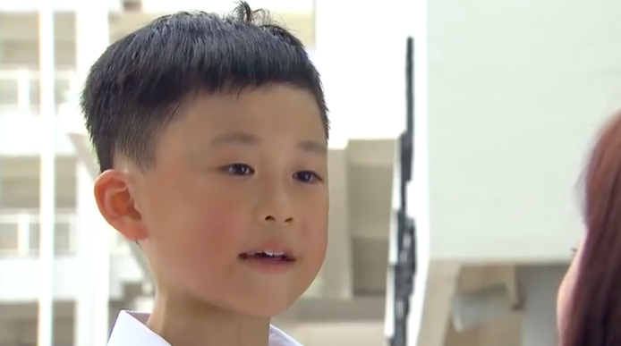 一名小孩在巴士上出於禮貌讓座