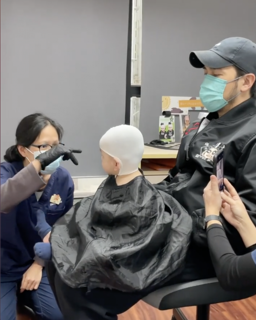 楊洛婷老公Tim陪著囝囝做評估治療。