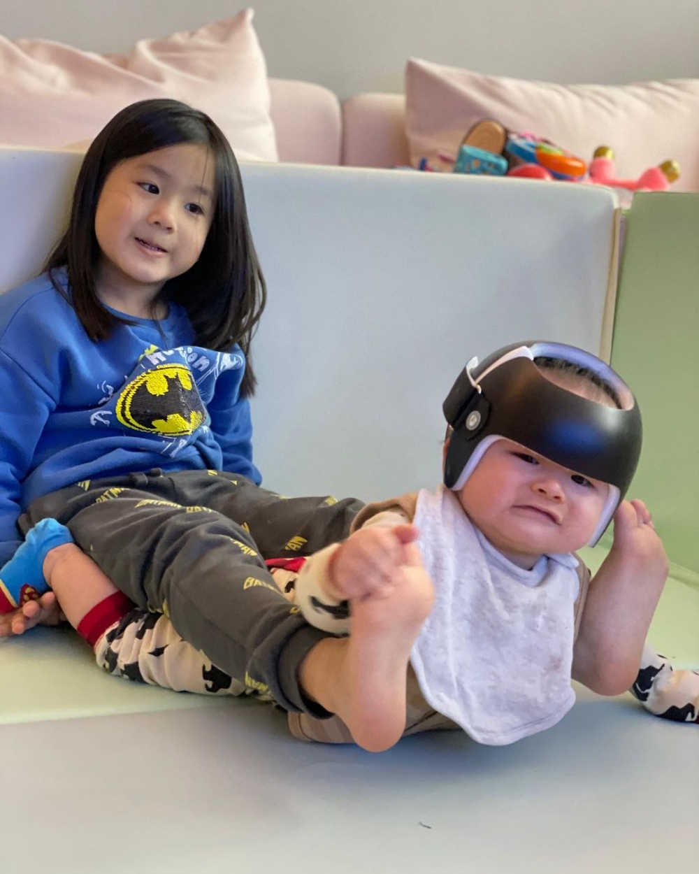 家姐Tanya和Tristan玩時,要小心顧住他的頭仔。