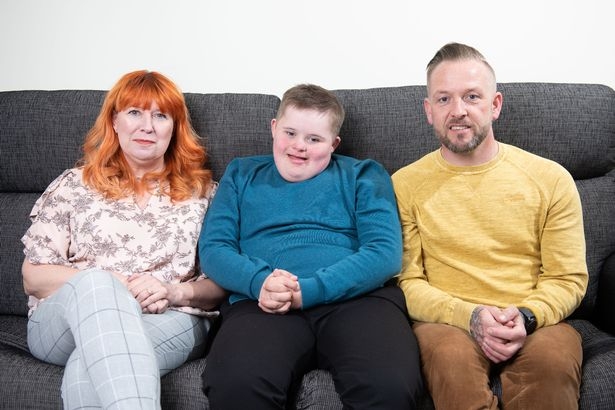 照顧一個家庭不容易,妻子很快發現自己的衛生習慣和丈夫相差太遠,自己儼如「清潔工」。