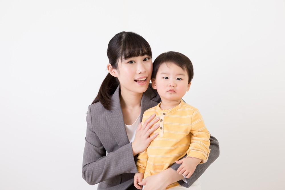 女性網民諷刺：「現在職場女性什麼都對不起唄，你（咖啡廠商）給錢讓職場媽媽都回家養孩子好了。」