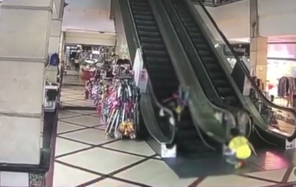 電梯突然停下來，女童即摔落趴在梯級上。