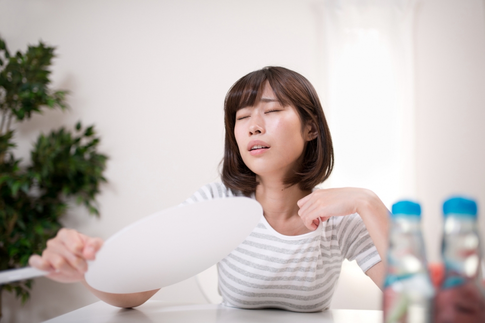 人妻因為家中冷氣不足而中暑。