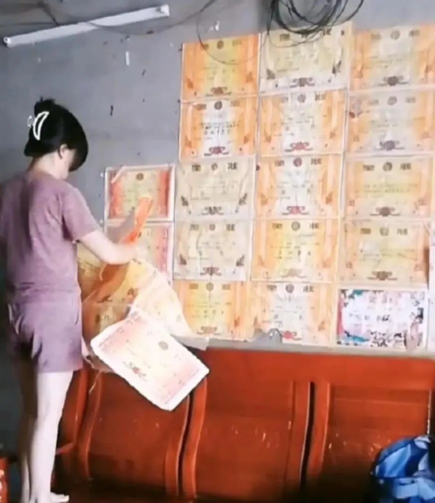 一名母親不滿孩子考試失利，無法入讀重點高中，而將滿牆獎狀撕下。