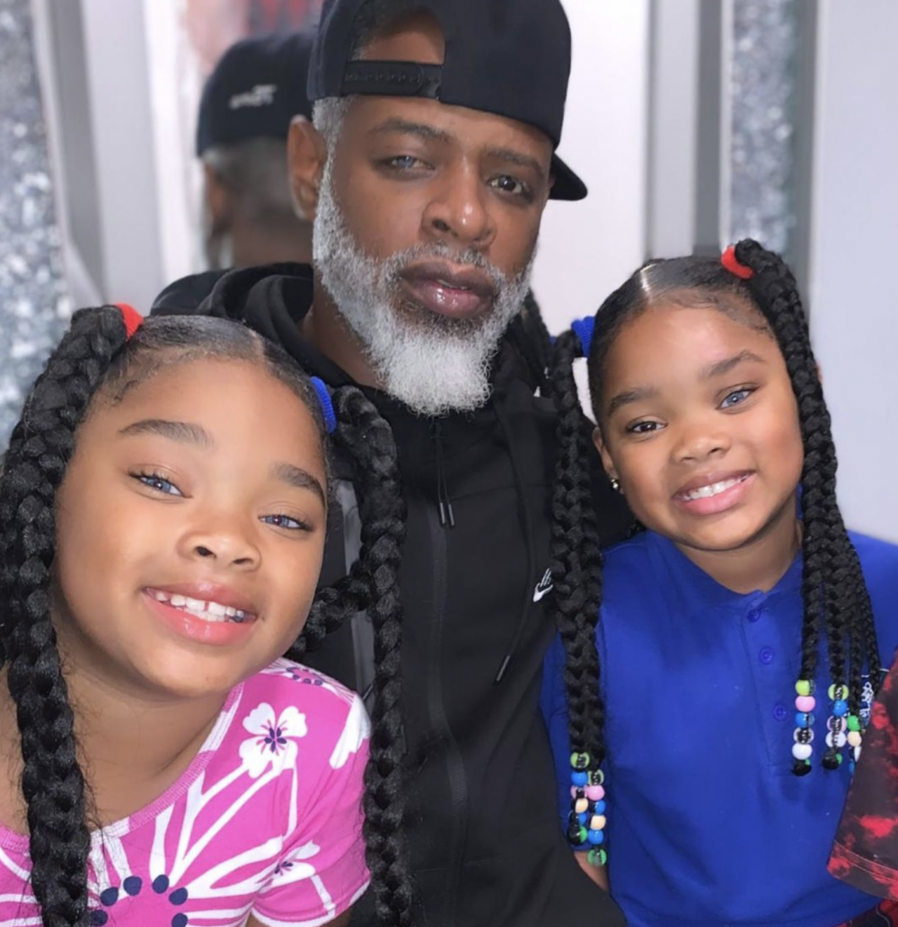 雙胞胎姊妹和同樣有異色瞳的舅舅。