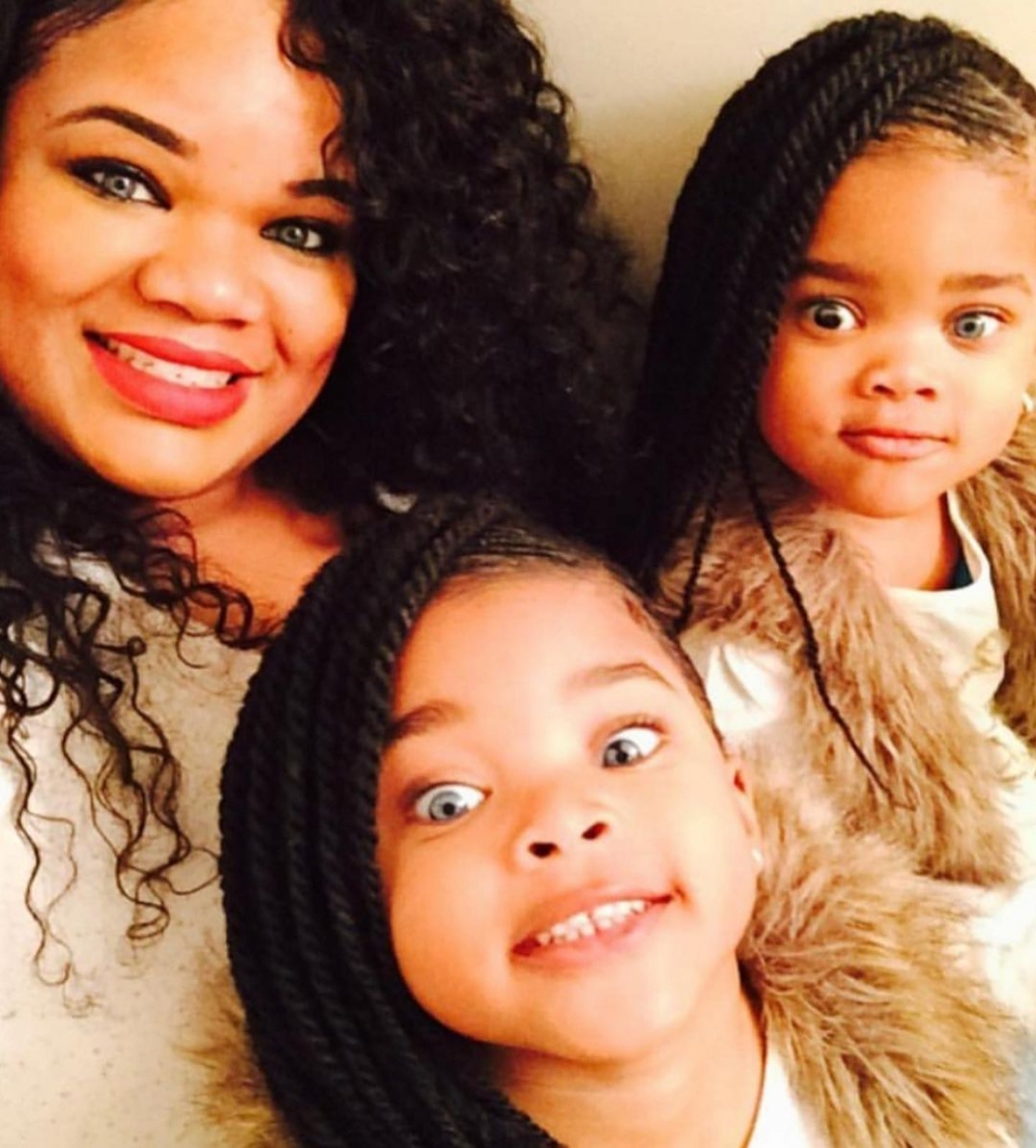 姐妹倆遺傳了媽媽的優良基因。