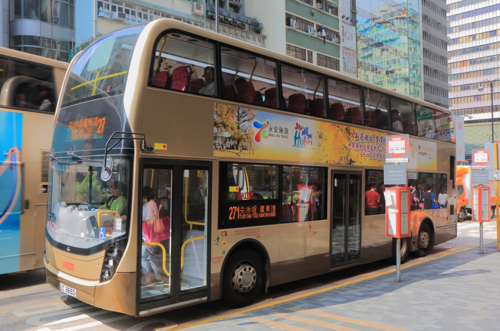 一名小孩在巴士上出於禮貌讓路