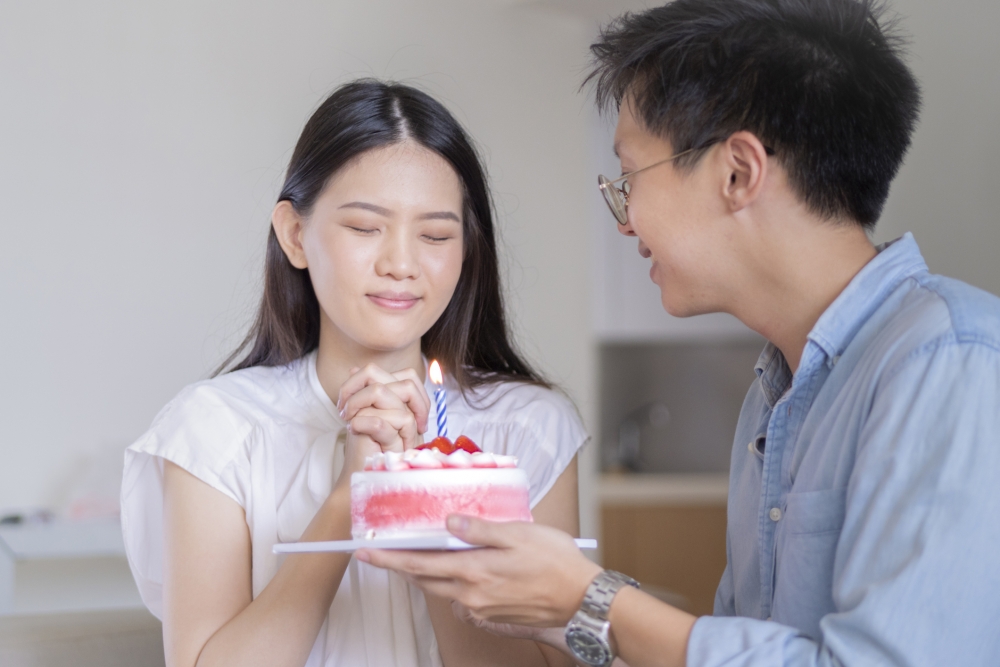 男子精心籌備了女朋友生日驚喜。