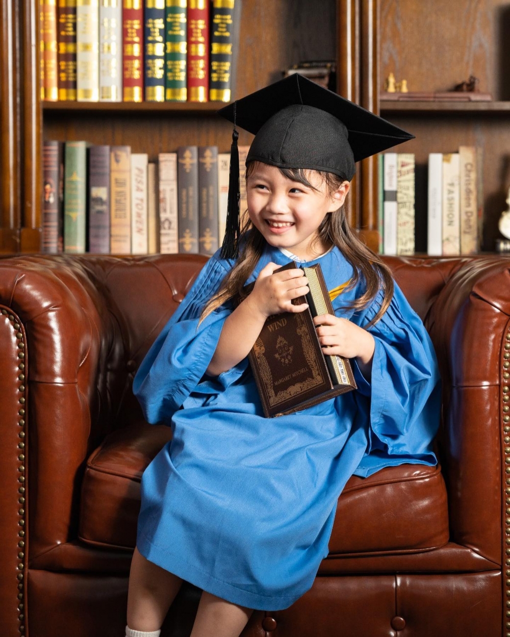 曦晨已完成幼稚園課程,參加了學校畢業禮