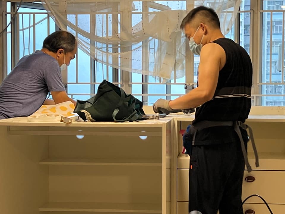 鄰居們卻主動提出幫忙拆床，助單親媽媽一臂之力