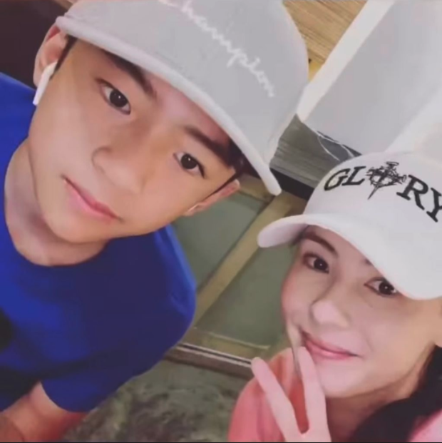 Lucas要求媽媽為他腳底按摩當做生日禮物。