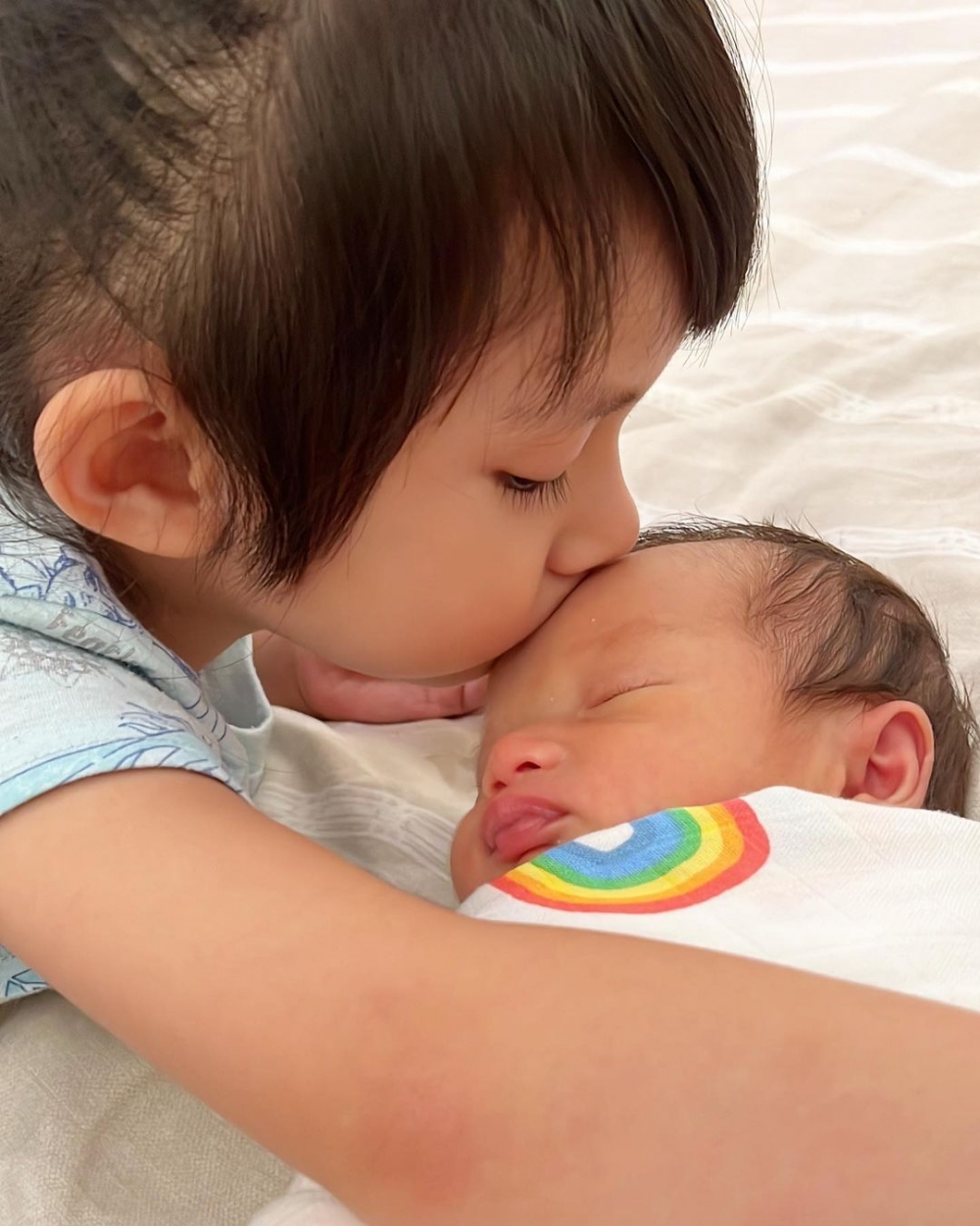 大女會主動親吻弟弟