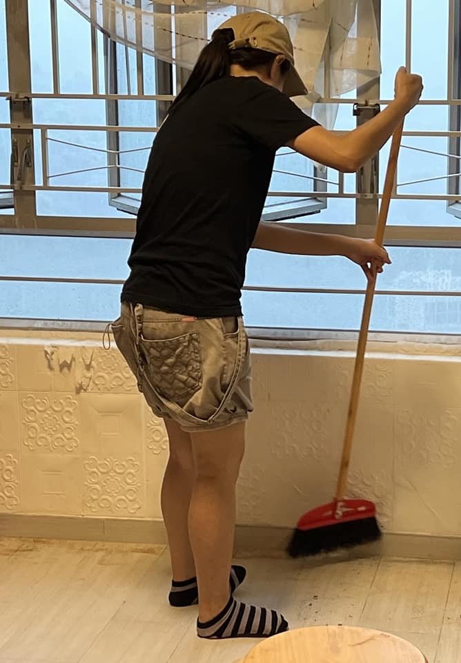 鄰居們卻主動提出幫忙拆床，助單親媽媽一臂之力