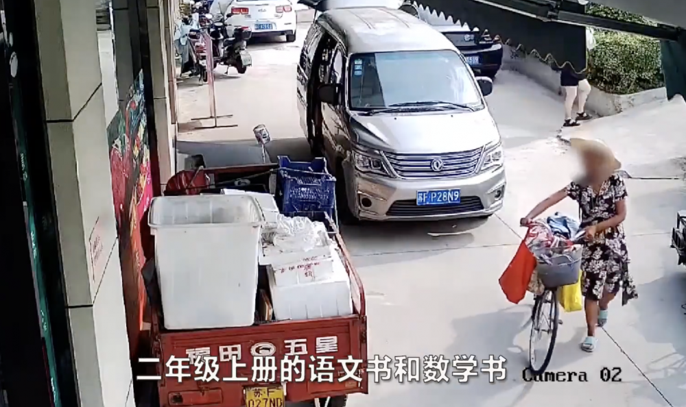 閉路電視拍到一名疑似收廢物的大媽靠近店面。