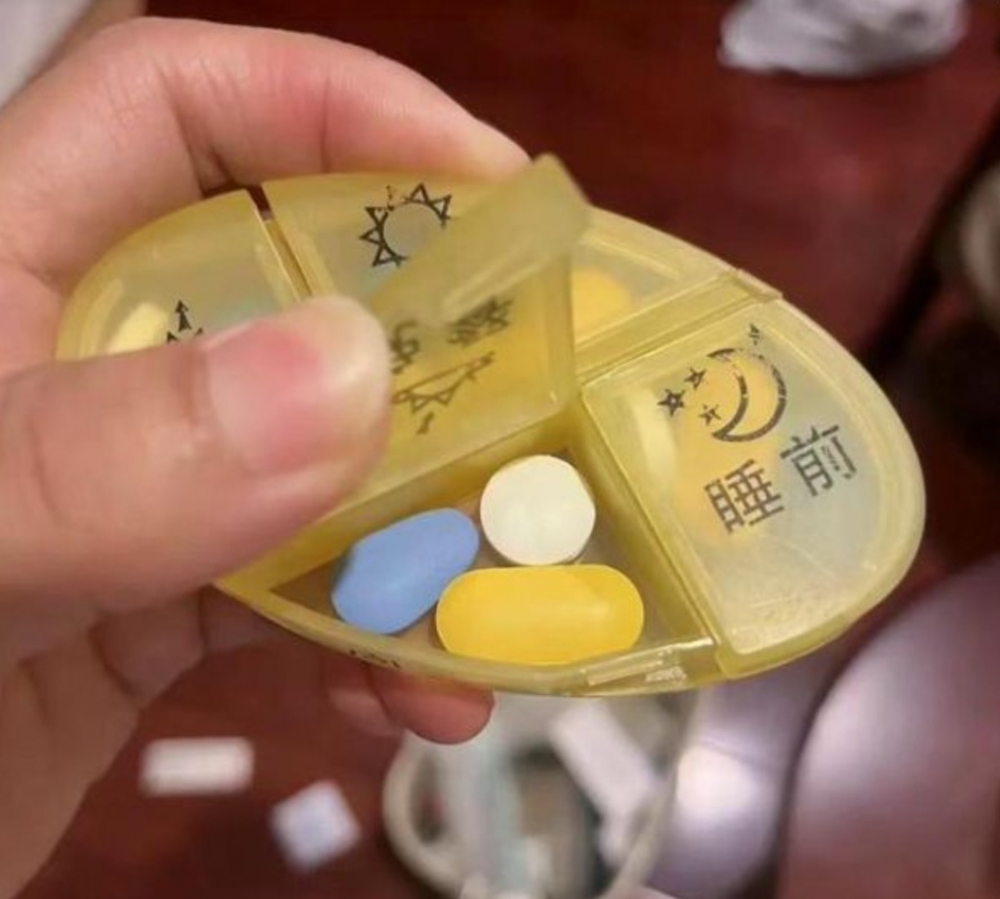 內地一名女子發現未婚夫一直有偷偷吃藥。