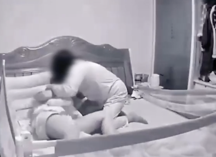 祖母上前安撫媽媽及寶寶。