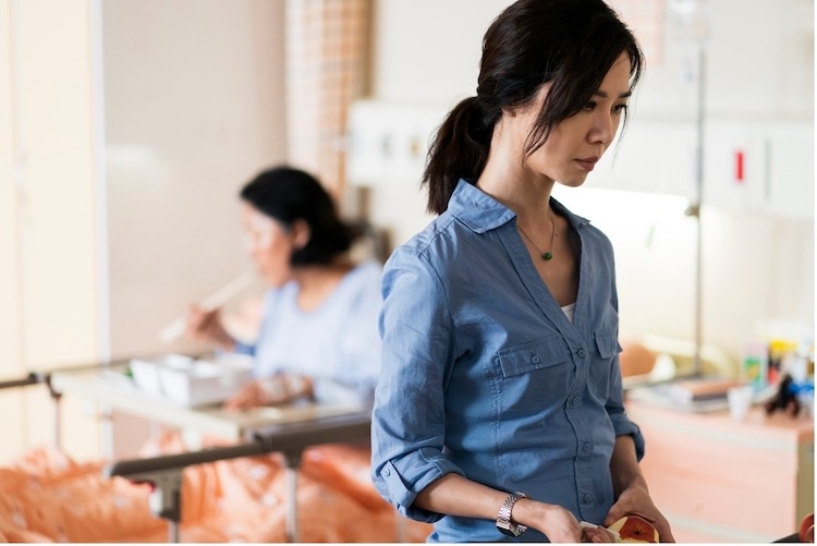 從少同母親關係差。