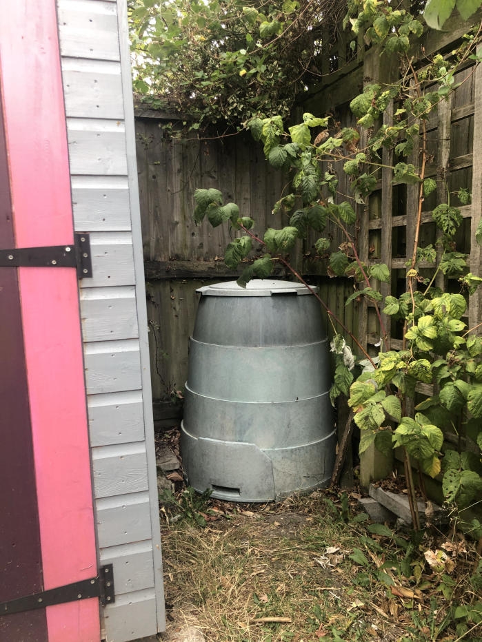 Jen的後援有一個堆肥桶專門放置廚餘。