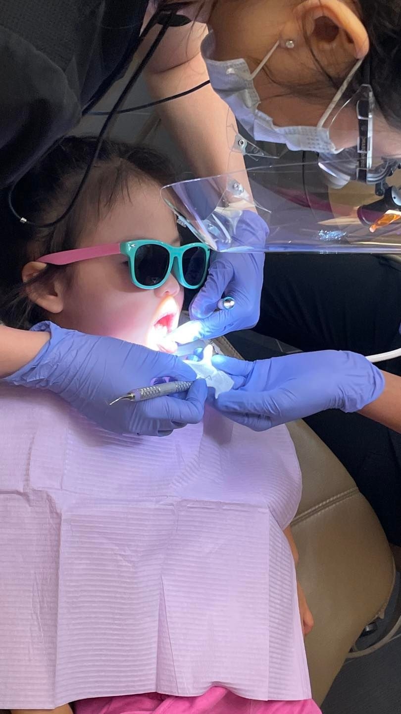 看牙醫時，3歲妹妹比姐姐還要勇敢