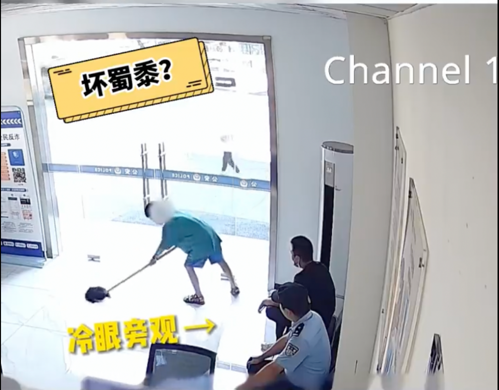 警員罰男童要拖地體驗賺錢辛酸。