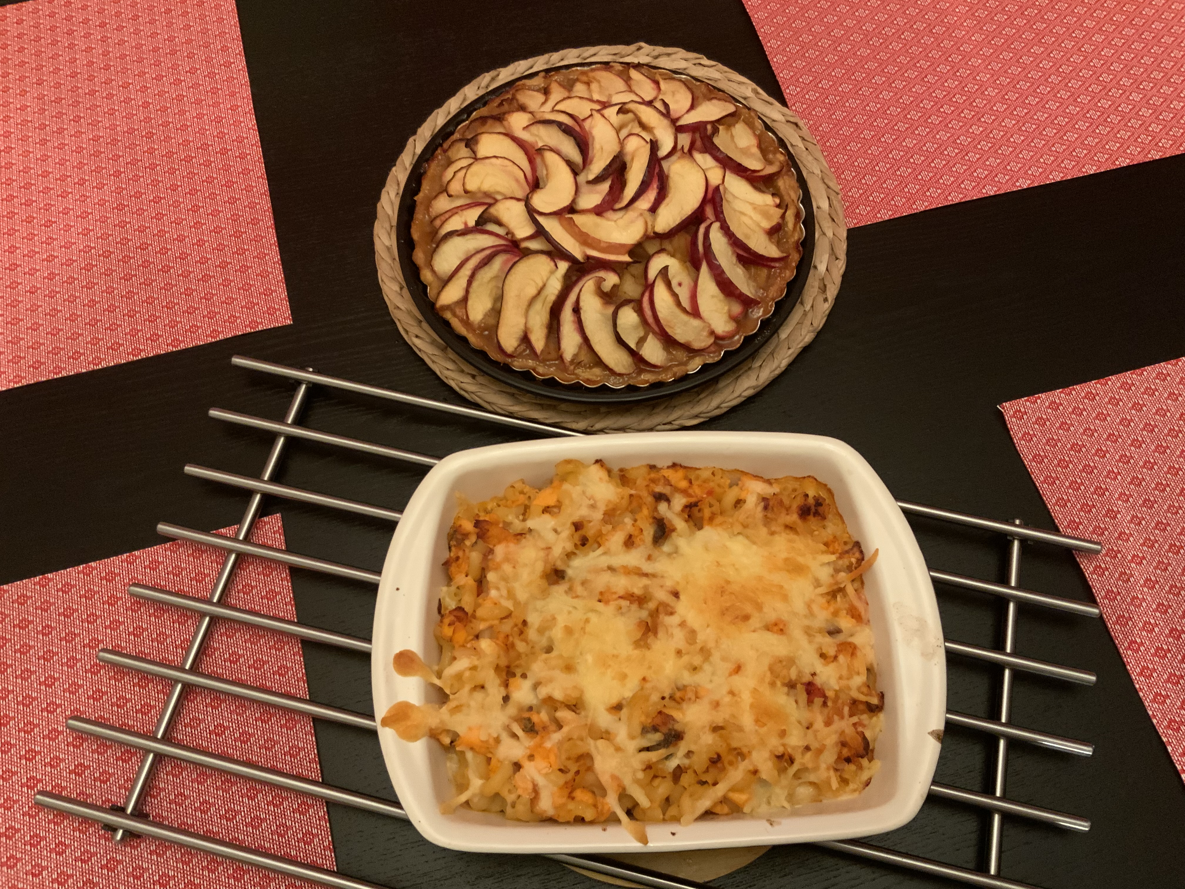 蘋果批和肉醬千層麵都是成品之一。