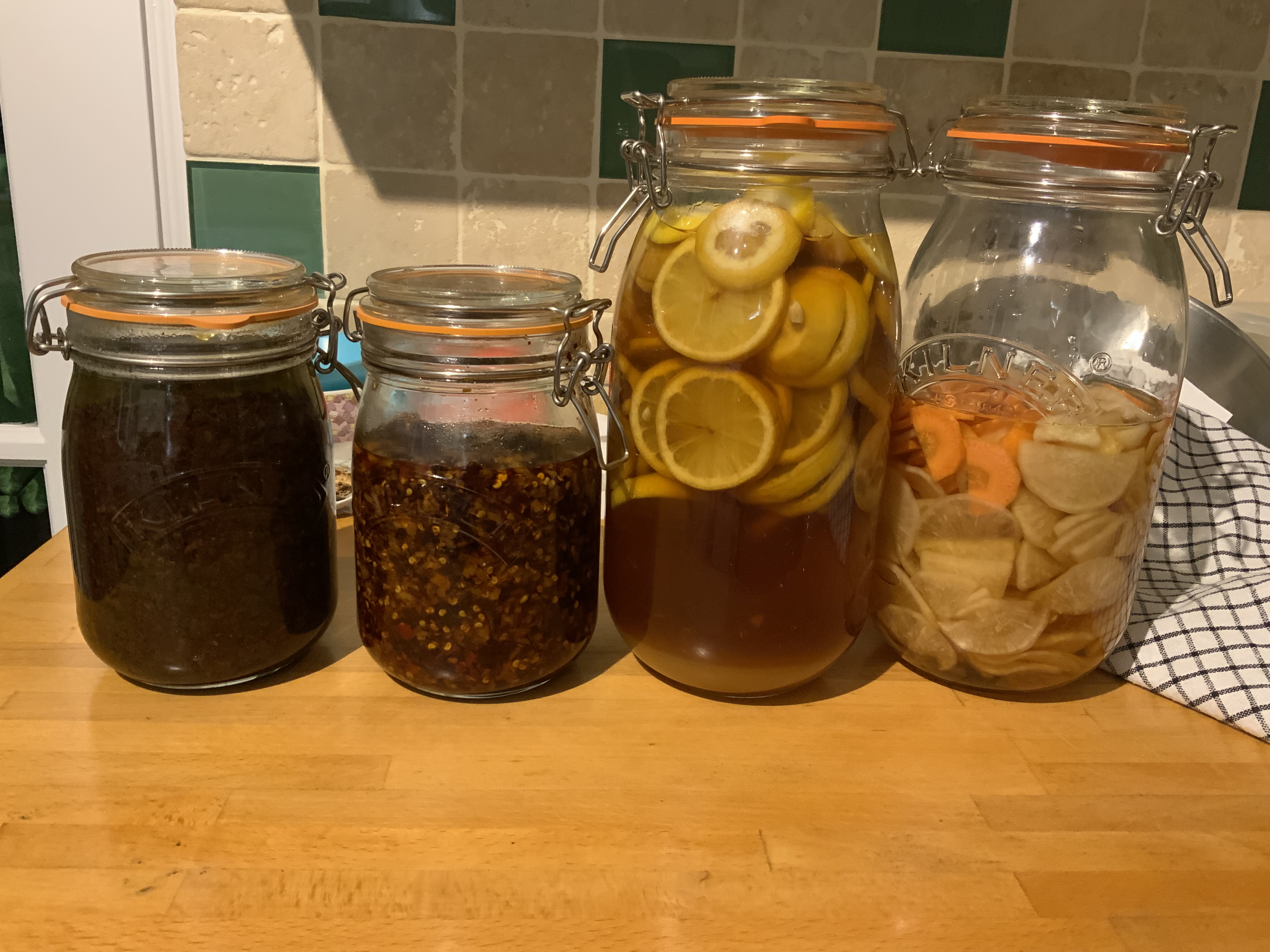 做得家庭煮婦都要有啲自家製醃嘢傍下身。圖左起：炸醬、辣椒醬、檸檬醋和醃蘿蔔。