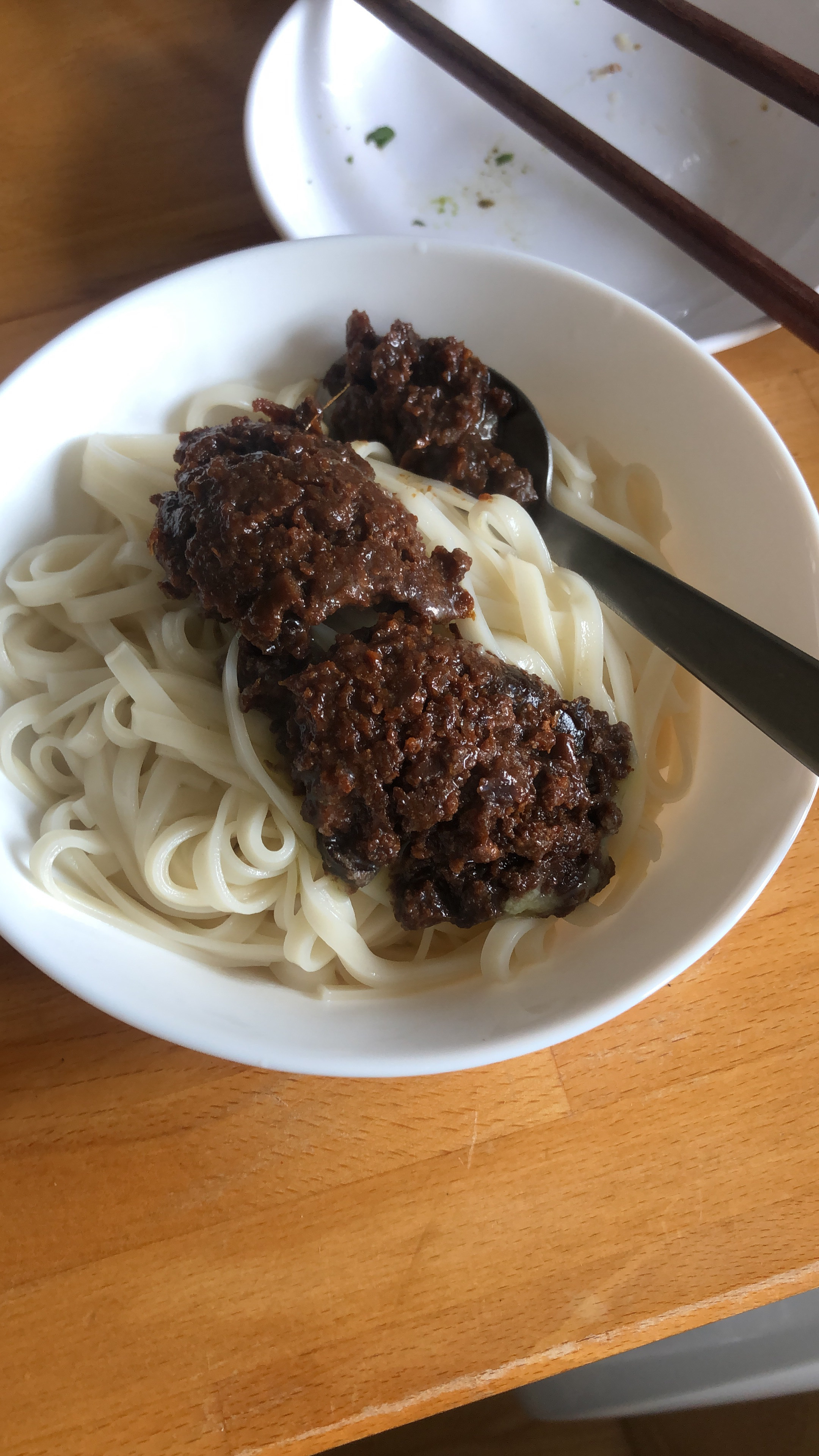 當中的炸醬非常重要，幾乎撈面吃飯炒菜都用到，放入雪櫃，足足用了一年。