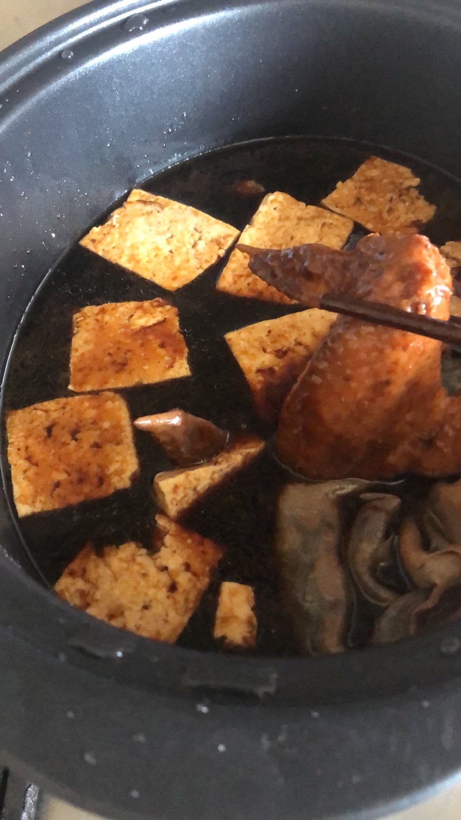 請朋友教我整滷水，又是一道救命餸，隨時弄些滷水雞翼雞脾雞蛋腩肉豆腐等等，即刻有飯食。而且有汁撈，無得輸。