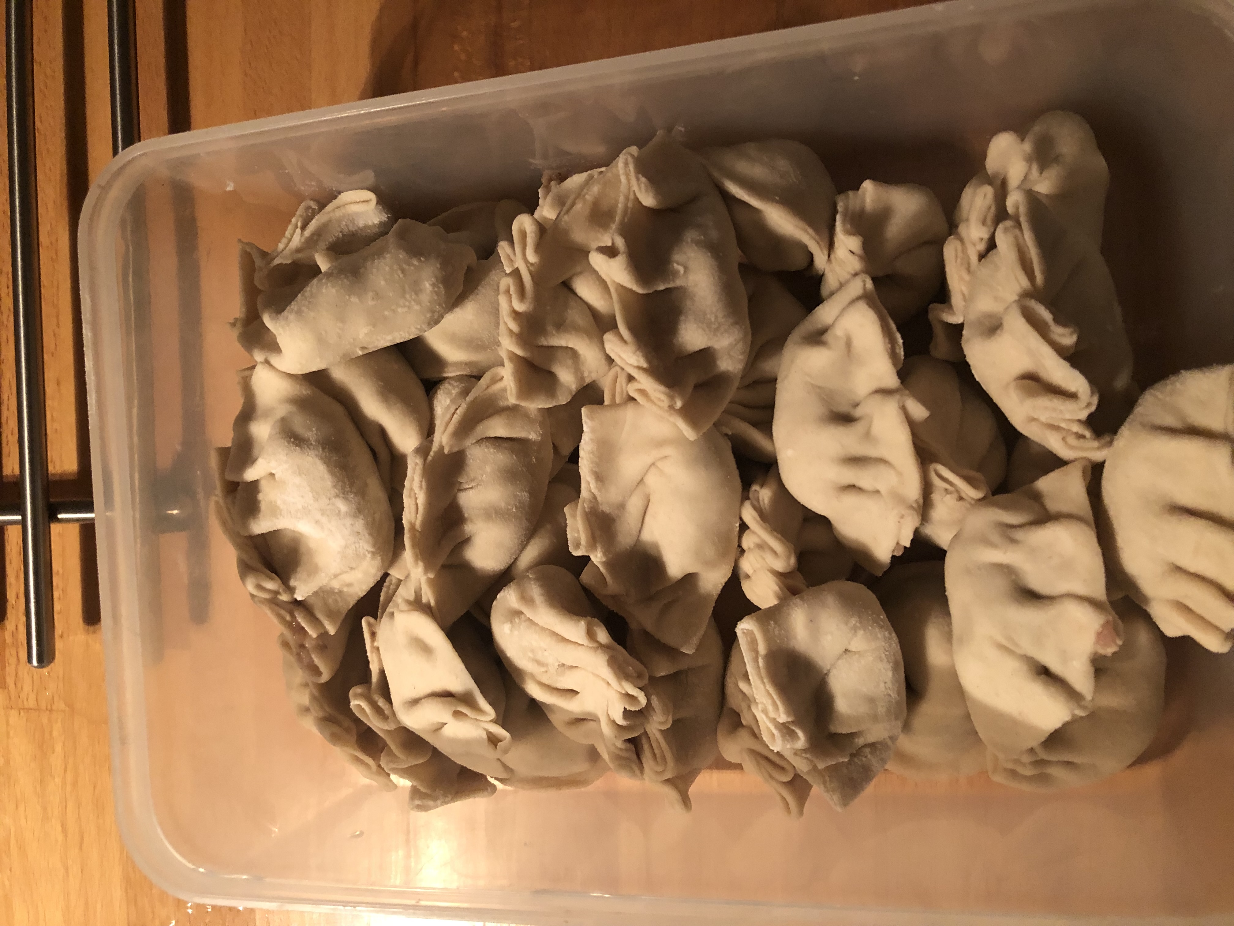 妹妹幫忙搓餃子皮包餃子。