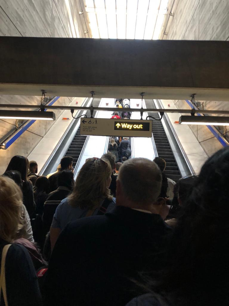 在地鐵站，很多人穿黑衫，排隊出閘。