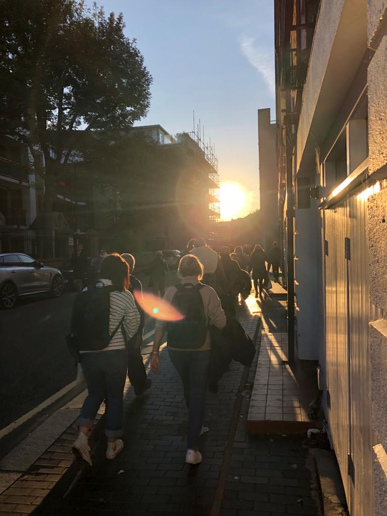 出了「蛇餅區」，開始沿河邊小街慢行，期間不時要停步等待。