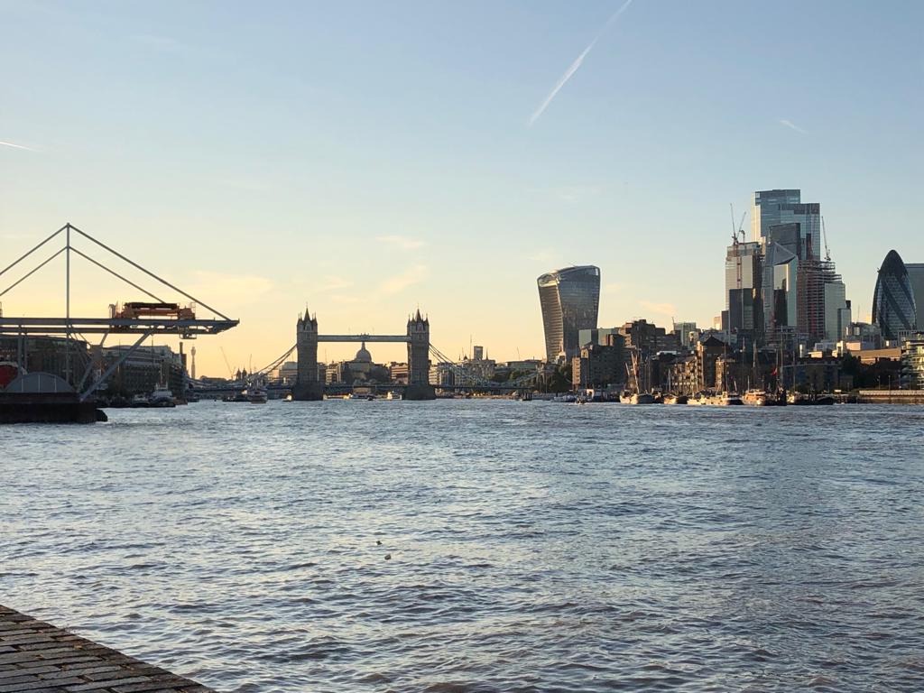 排隊時遙望倫敦橋。