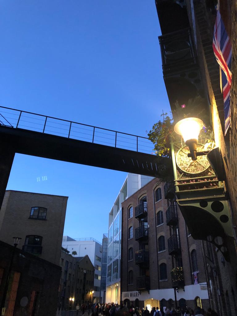 人們有秩序地排隊。