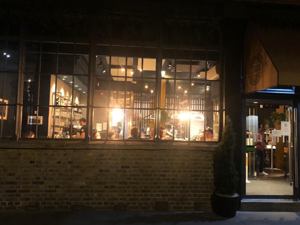 餐廳內的食客都看著排隊的民眾。