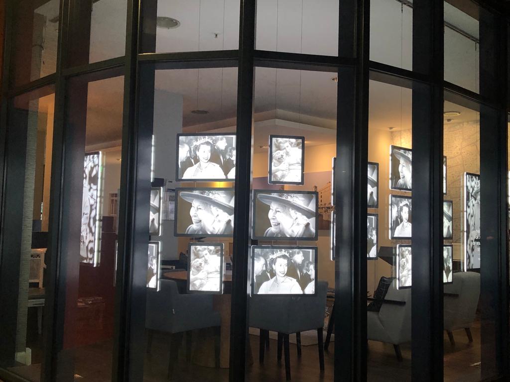 很多店鋪都貼了女王的相片，以作悼念。