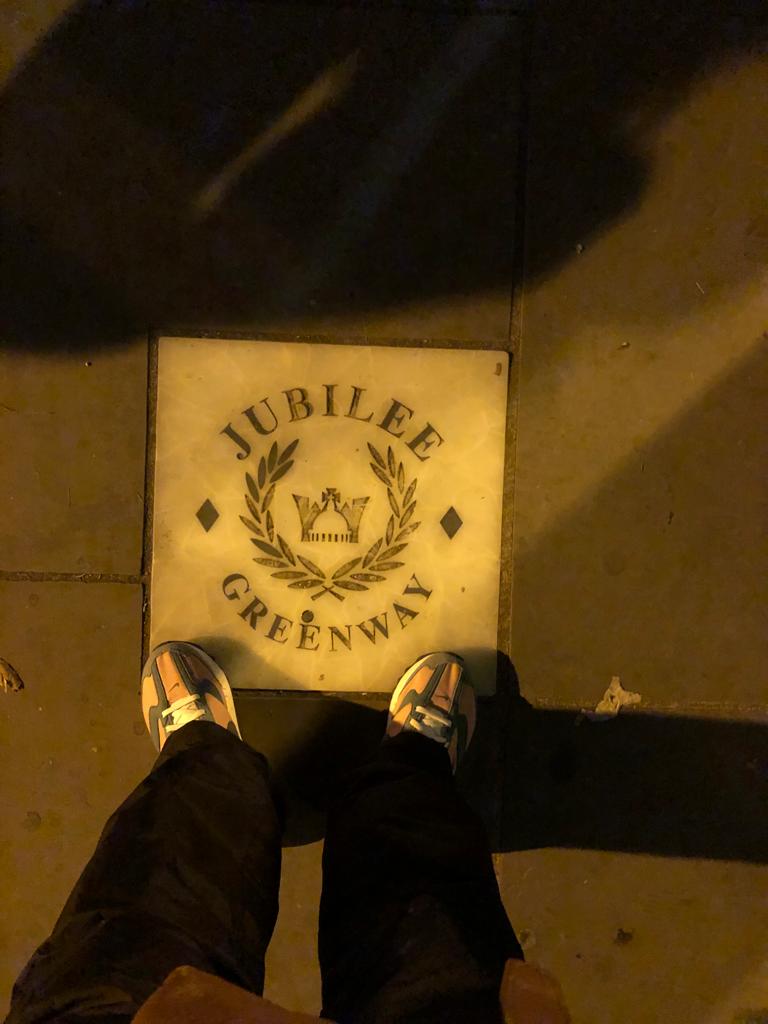 沿路地上都有女皇Jubilee的標誌，跟同行認識的本地人都覺得，是一趟故意安排但很好的城市之旅。