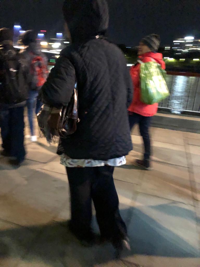 在我後面一起排隊的，是一名71歲的婆婆。她跟我一樣足足排了11個半小時，見她一拐一拐的行，沿途經常要坐着休息，問為何還要來？「女王很好，真的為人民服務，我要來向她致敬。」