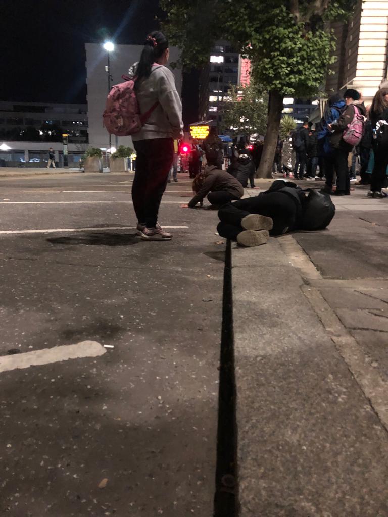 很多人都已很累，要坐在路旁休息，甚至拉下筋。