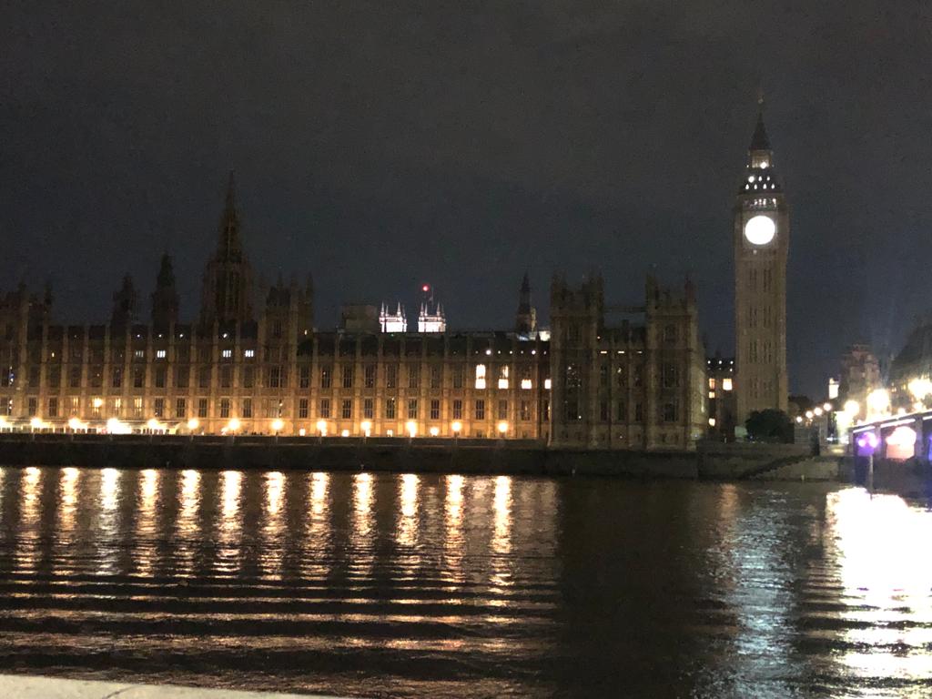 河的對岸就是Westminster Hall。