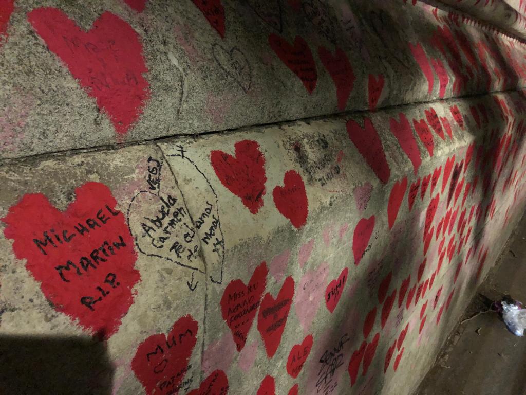 我們等候處是國家新冠紀念牆。這些心心全是新冠疫情死者的親友和義工所畫，每顆心代表一名因新冠去世的人，表達對逝者的哀思。