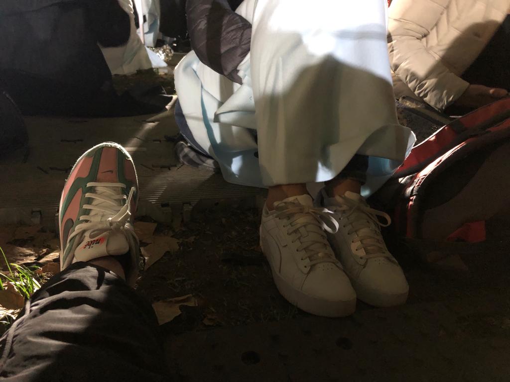 在等候期間，有義工派發毛氈給排隊人士保暖用。