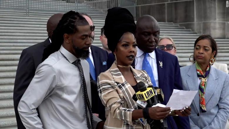 美國36歲婦女因無法墮胎而召開記者會。